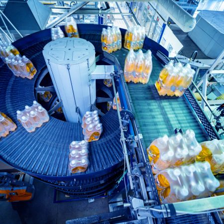 Modern strapping and transporting machine for packaging line at beverage plant