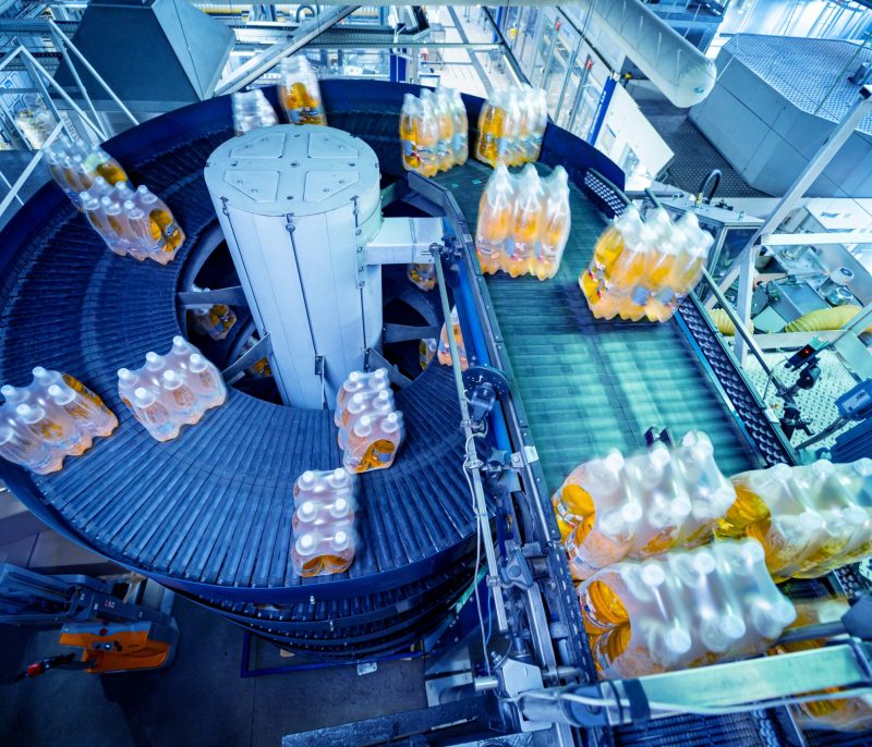 Modern strapping and transporting machine for packaging line at beverage plant